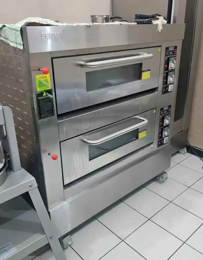 Oven dua deck 4 loyang.masih bagus kali.bekas pribadi