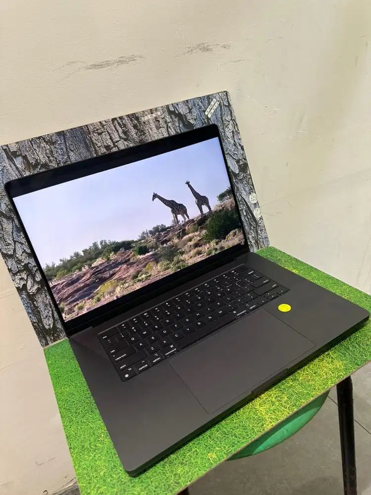 Apple Macbook M3 Pro Ram 18/512 Full Set Garansi Resmi Ibox