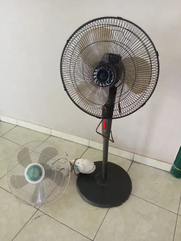 Kipas angin diri cosmos dan kipas dinding Maspion 2brg Rp.250rb net