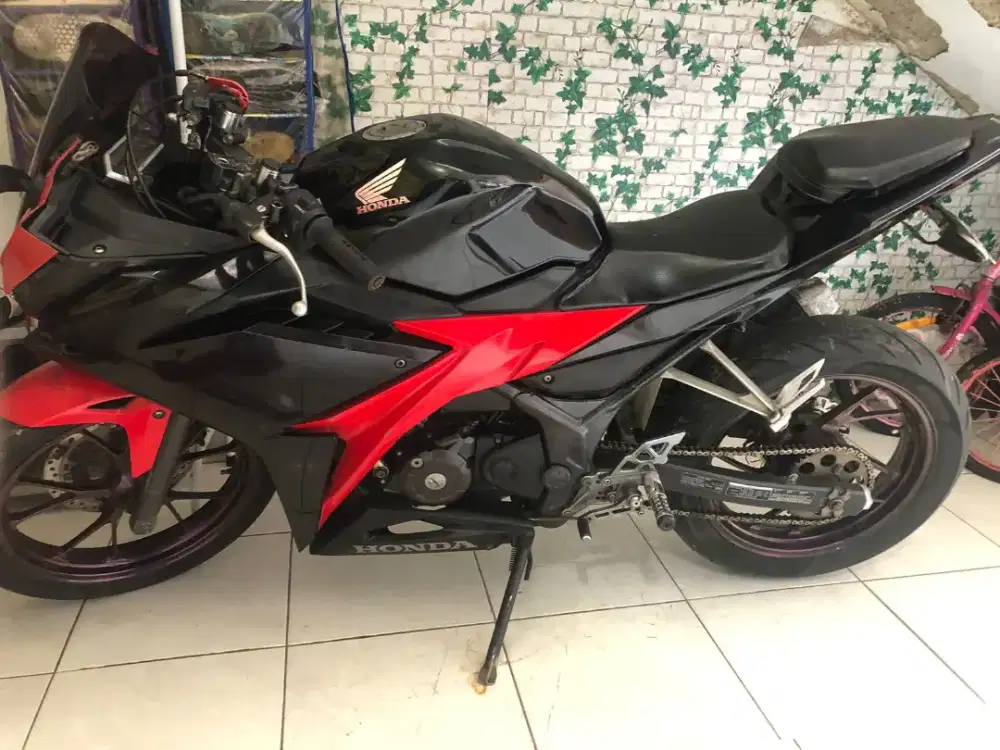 HONDA New CBR 150R Tahun 2016 Lengkap hitam