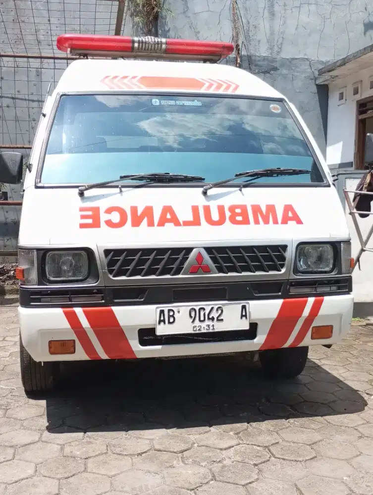 Mitsubishi L300 Ambulance ( Medis)