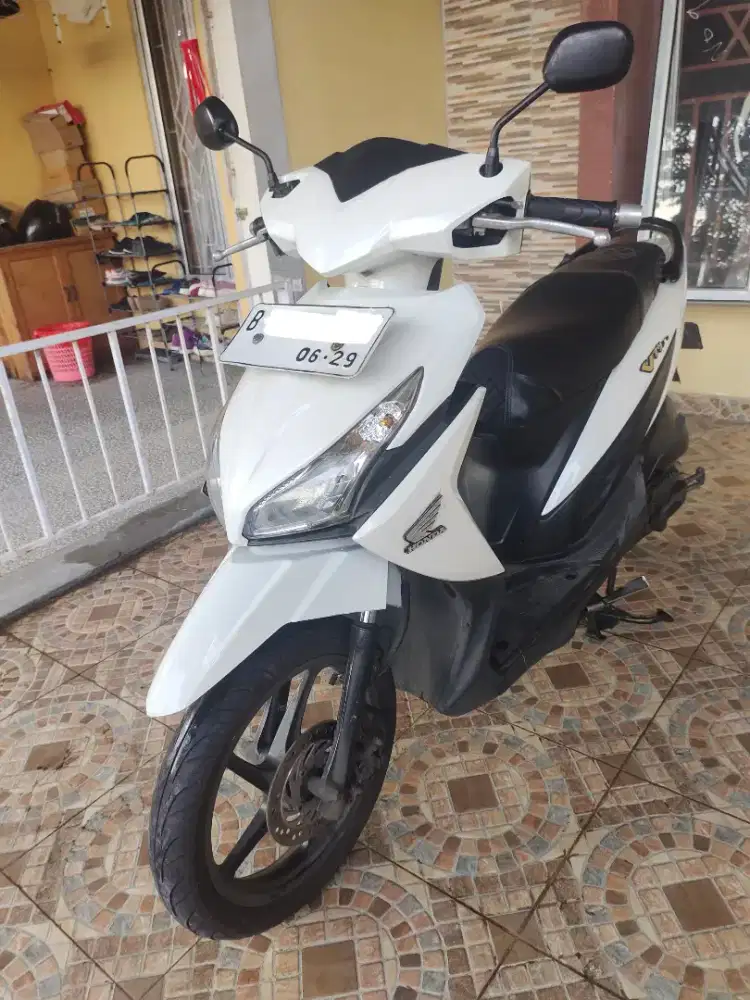 Honda Vario 110 FI 2014
Warna Putih