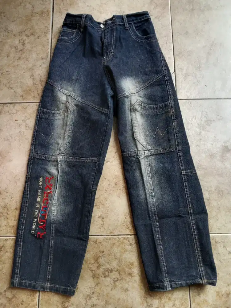 Celana panjang ukuran 30 warna hitam