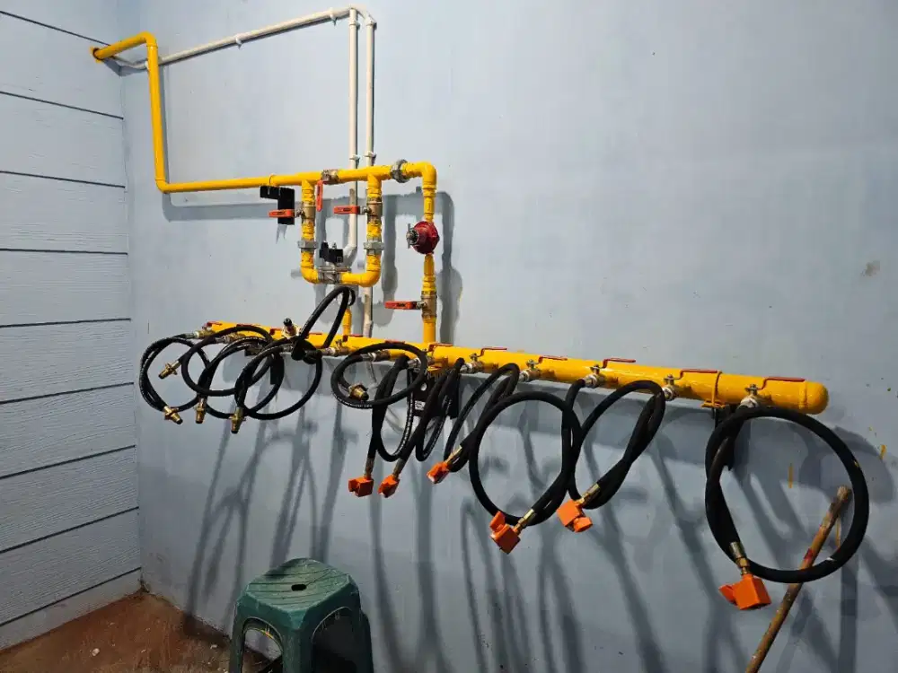 Produksi instalasi pipa gas dapur MBG