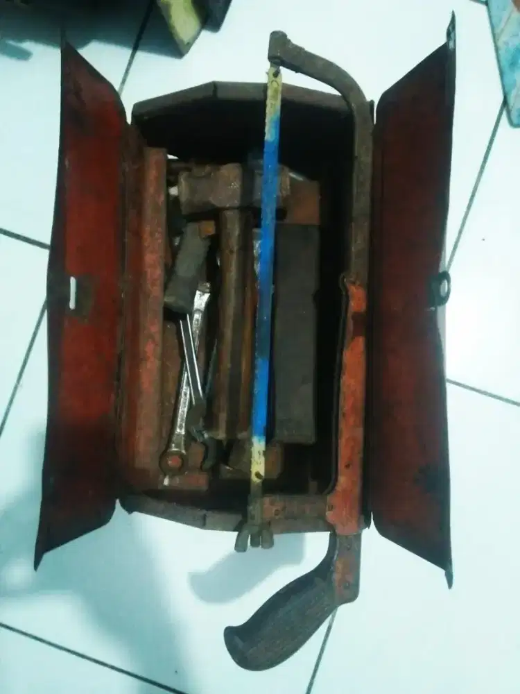 Kotak perkakas + perkakas antik