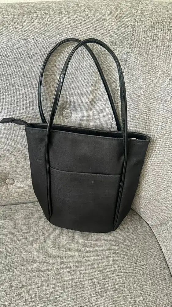 Tas hitam tenteng