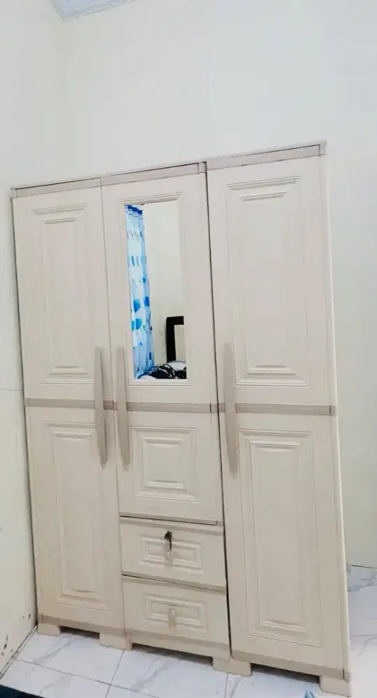 Jual Cepat Lemari Pakaian 3 Pintu
