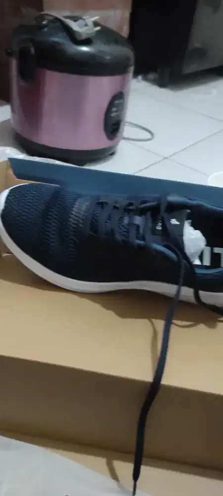 DIJUAL sepatu sneaker brodi original size 43