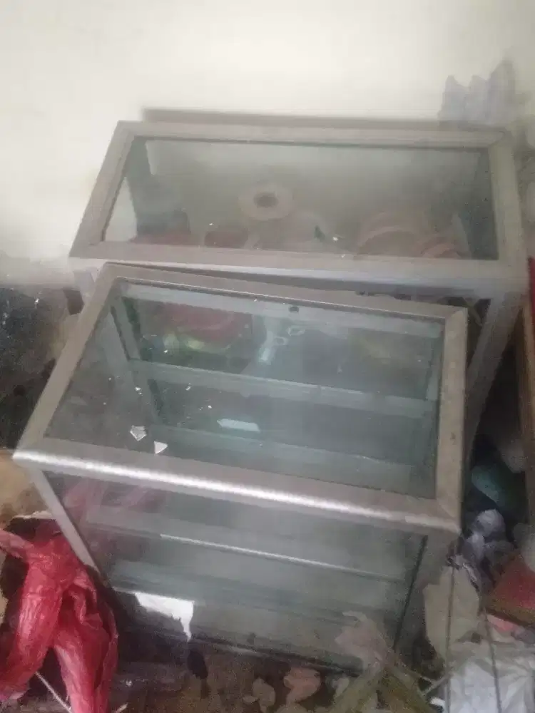 Dijual 2 etalase kaca bekas