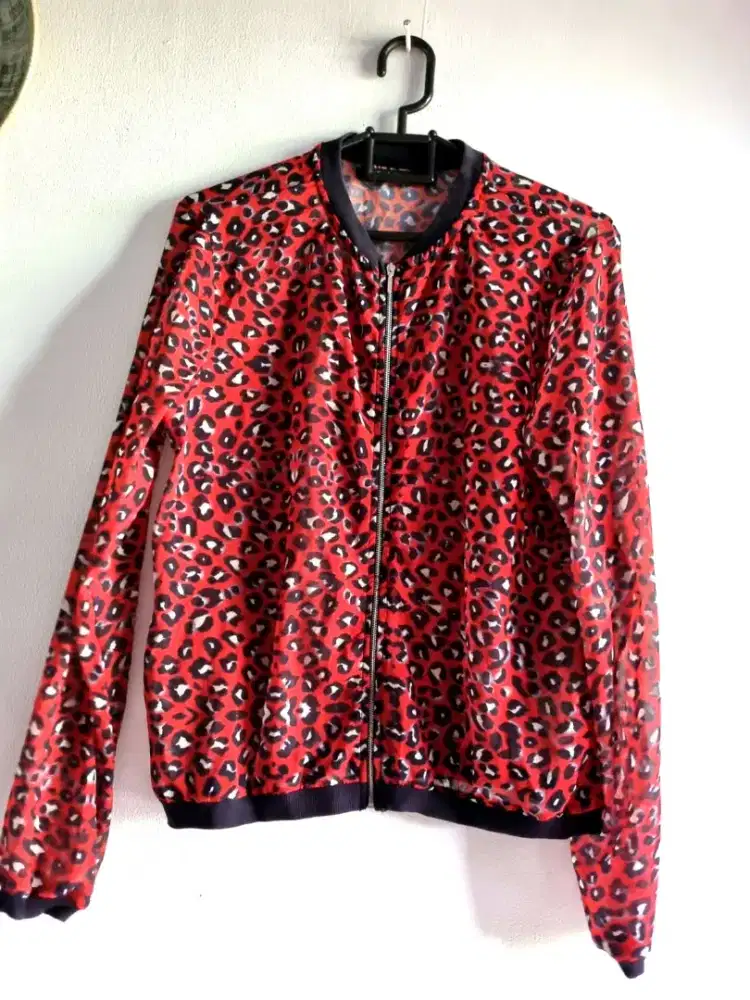 STRADIVARIUS Jaket Bomber Wanita Motif Leopard Merah Hitam Size L