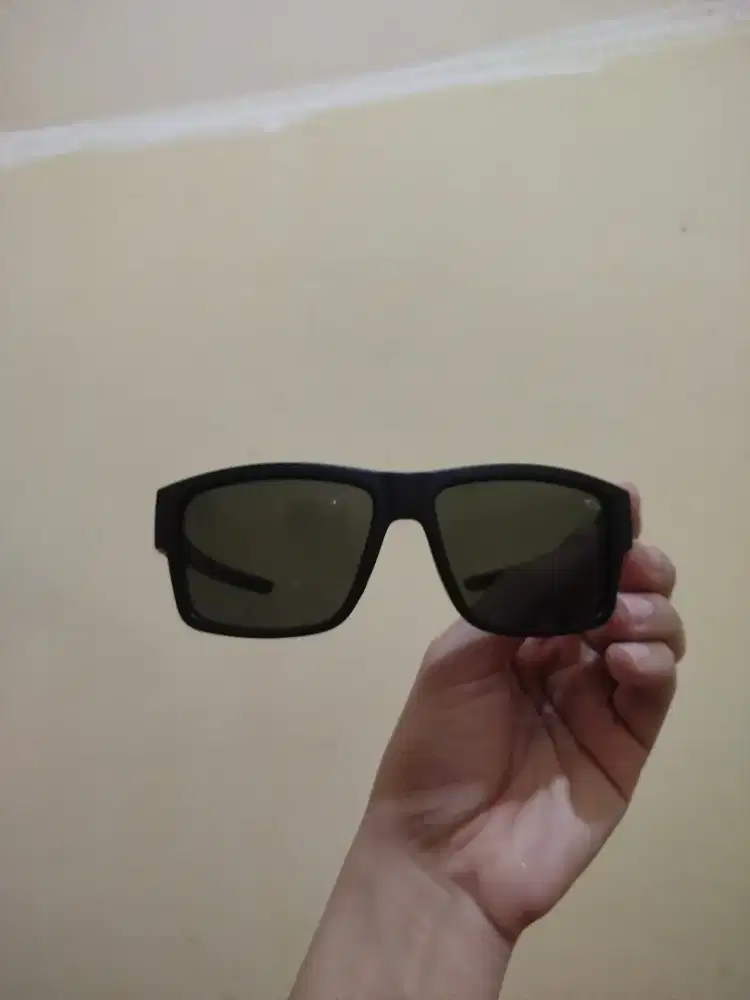 Kacamata hitam hijau