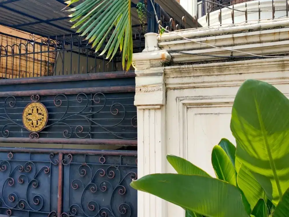 Rumah hoek desain klasik di Kelapa Sawit Raya, Kelapa Gading