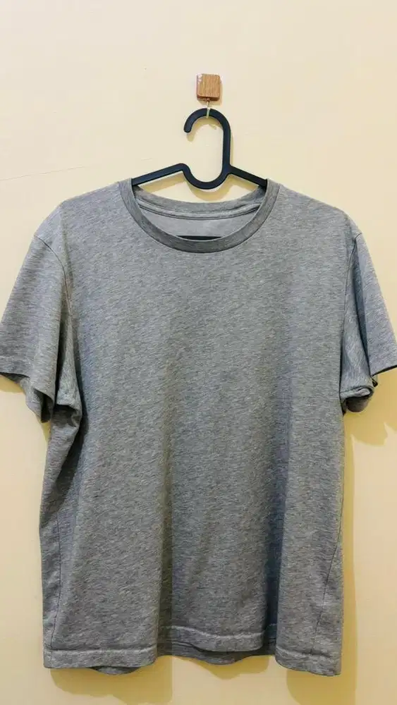 Preloved UNIQLO Kaos Polos