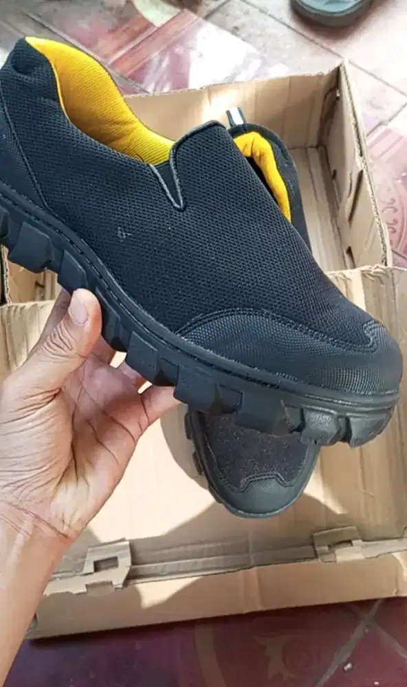 Sepatu Safety Ujung besi