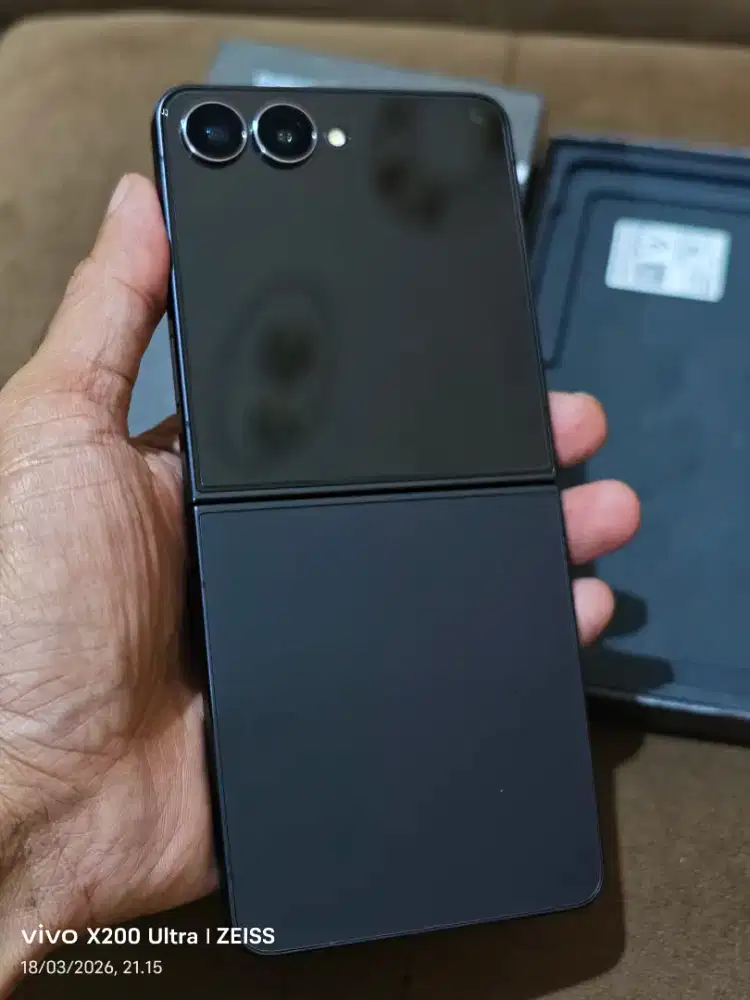 samsung z flip 7 12/256 like new