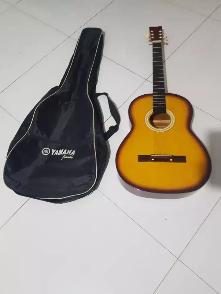 Gitar yamaha ada sarungnya