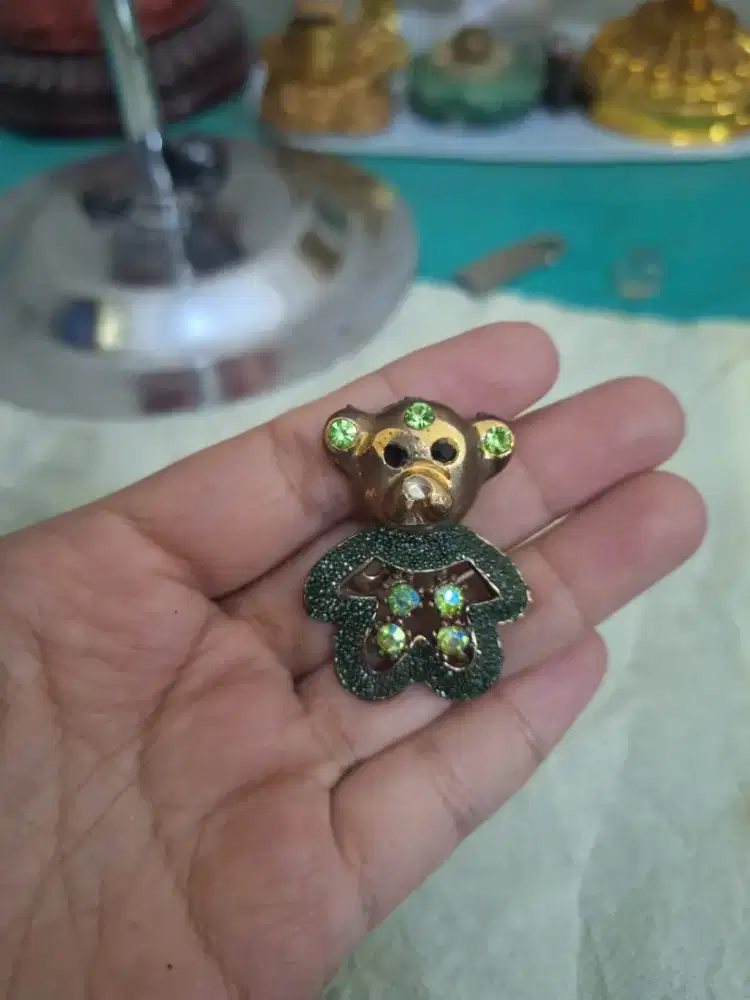 Pin bross model bentuk 
Teddy bear kristal hijau 
Limited edition 
Bar
