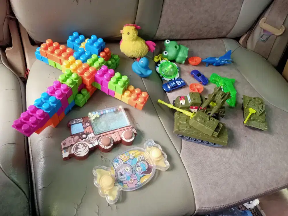 Di jual 1 karung semua macam mainan anak. Murah meriah banyak php