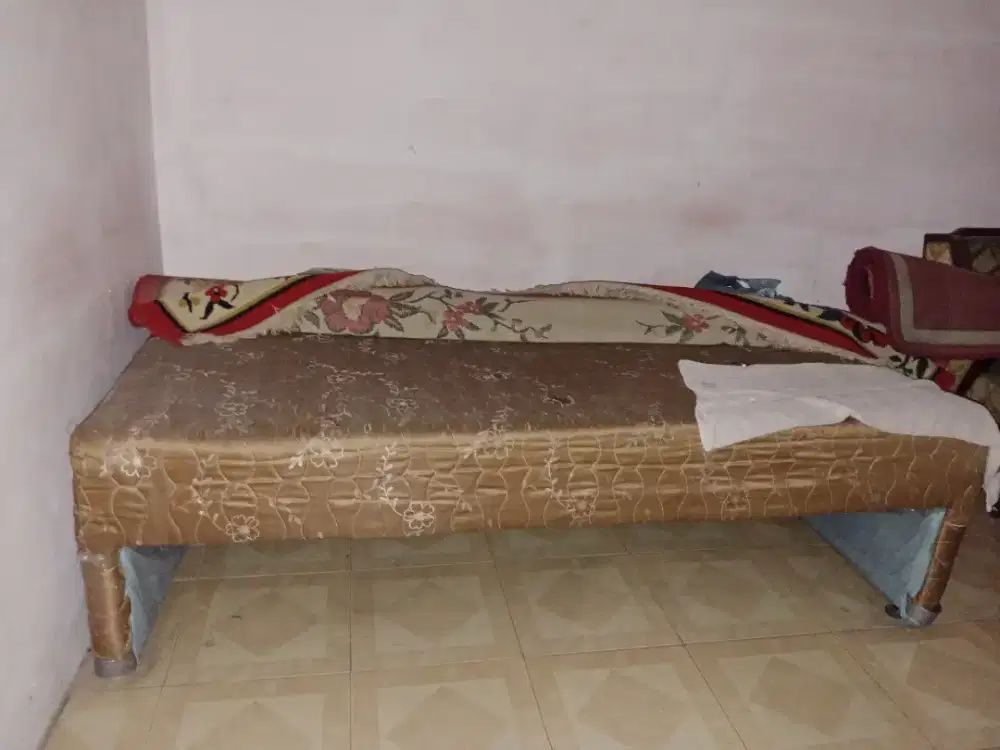 Tempat tidur bekas sorong 3 kaki