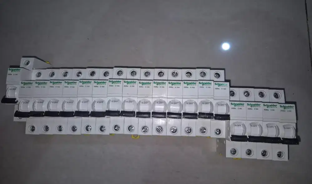 MCB listrik merek Schneider
