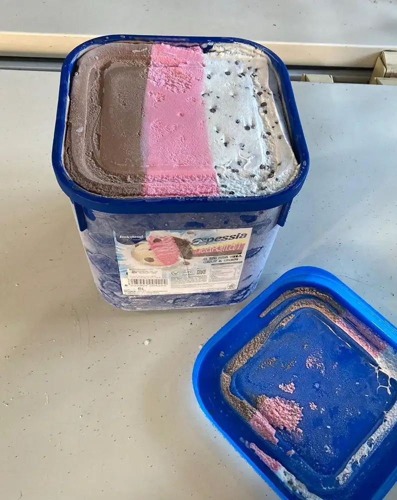Es Krim Ice Cream Ember Emberan 8 liter Indofood Neapolitan 3 Rasa