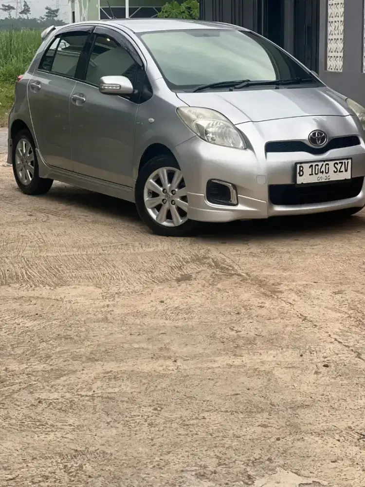 Toyota yaris e 2012