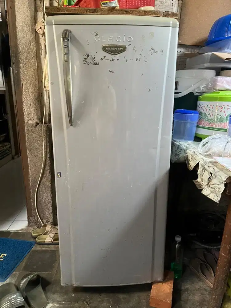 Kulkas bekas, masih dingin minus pintu rusak
