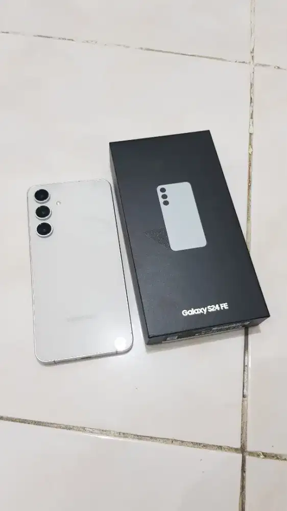 Samsung S24 FE 8/256GB Silver garansi ON