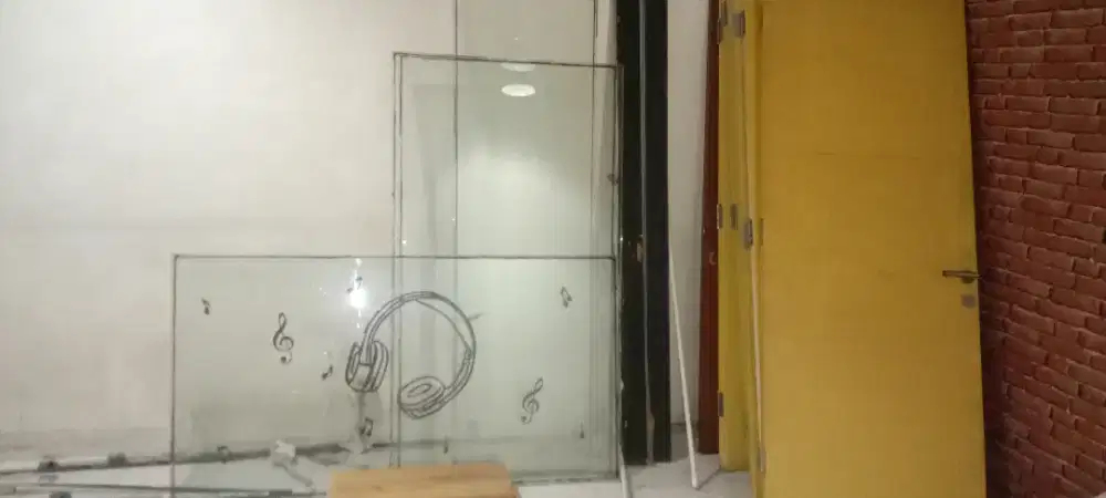 Kaca Ruangan kantor