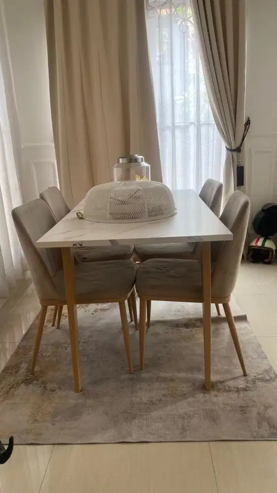 Dijual satu set meja makan informa