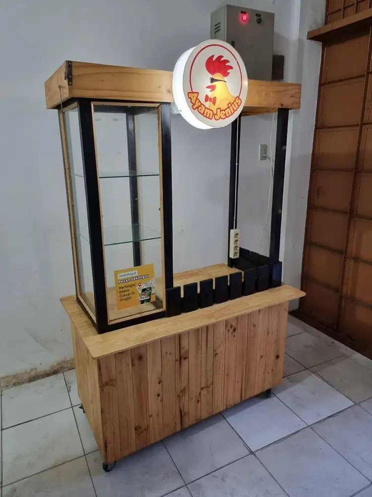 Stelling jualan ayam maupun bakso