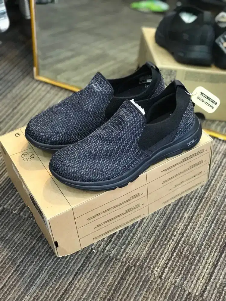 Skechers GoWalk 5 sepatu sport original BNIB size 41