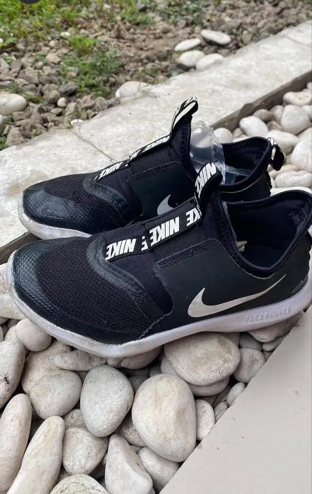 Sepatu nike sekolah anak