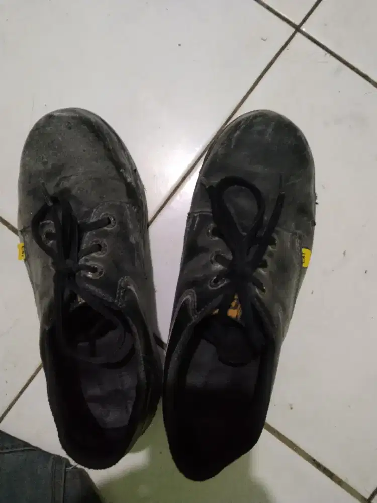 Sepatu Safety bekas.