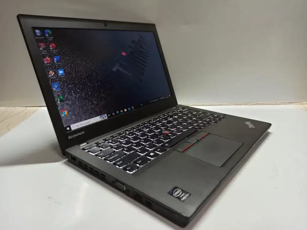 Laptop mahasiswa.. Lenovo Thinkpad X250 Core i7 Gen5 /8GB /256 gb