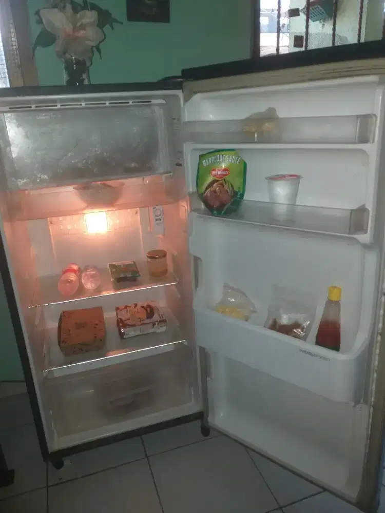 Kulkas 1 pntu beku dngin normal baru 2 th mulus free lalamove dkt