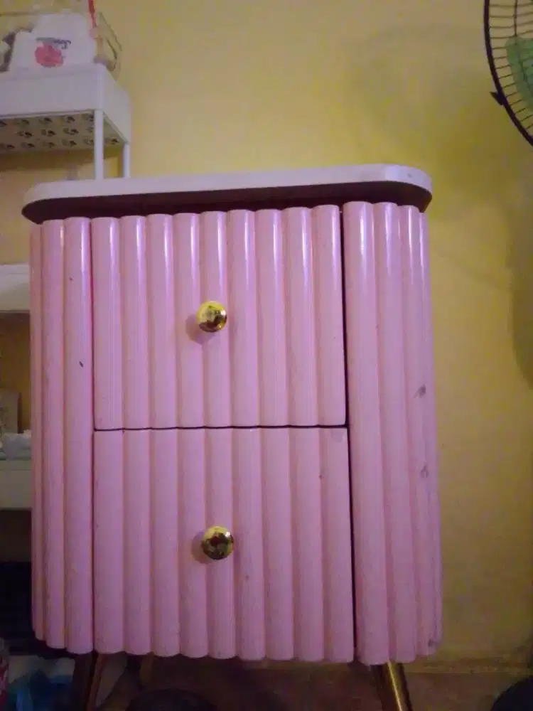 Laci minimalis samping kasur mantul