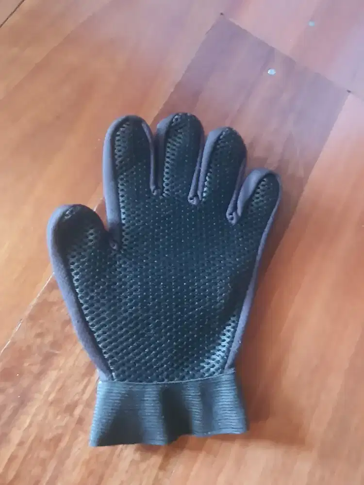 Baju, kolar leher, dan sarung tangan grooming.