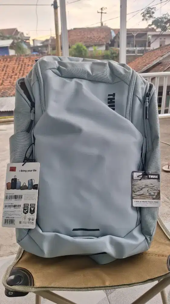 Tas thule, sepatu adidas & senter fenix