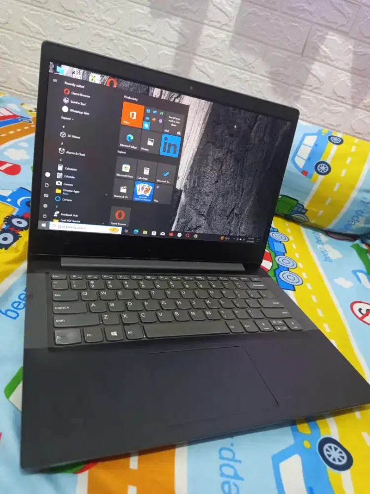 Laptop Lenovo Core i3 gen 10. 14 CRam 8gb/SSD 256gb .  Lancar jaya
