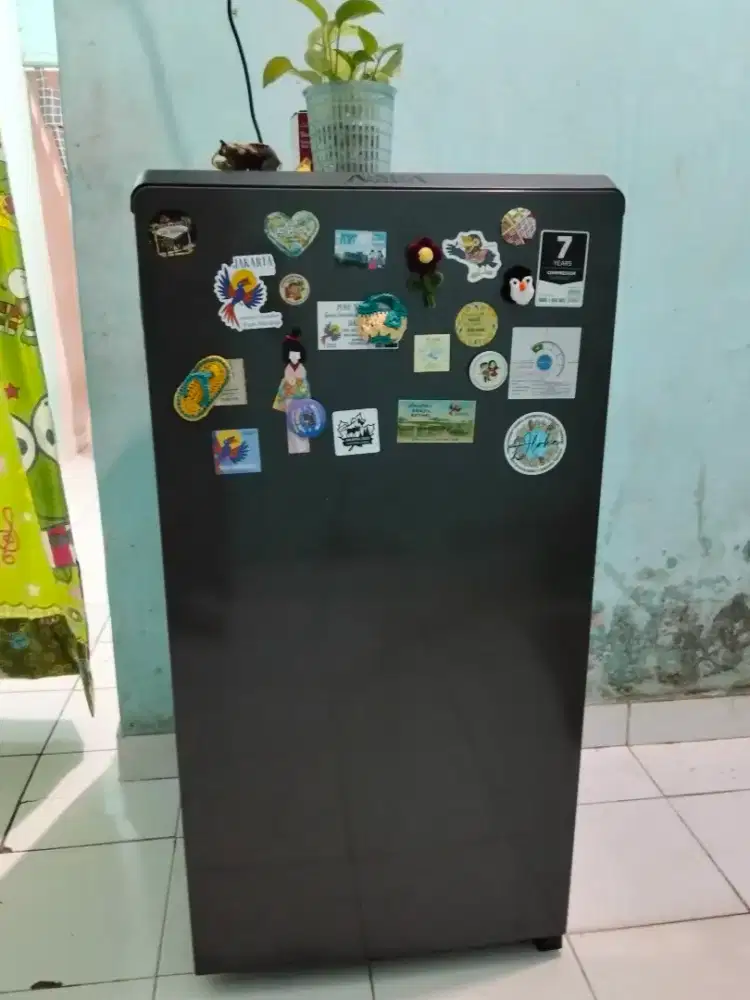 Dijual kulkas second merk aqua, pemakaian baru 6 bulan