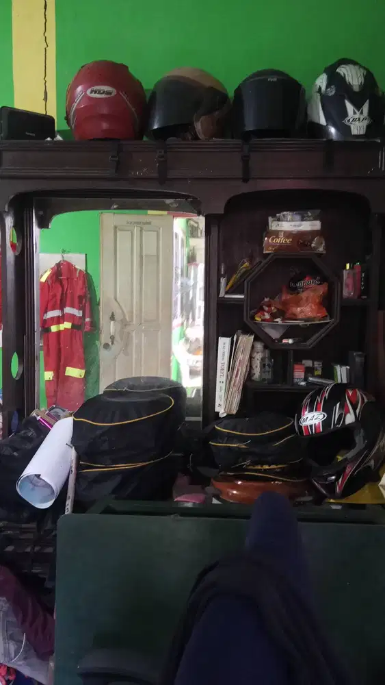 Furnitur Antik (Meja dan Laci disertai Kaca besar)