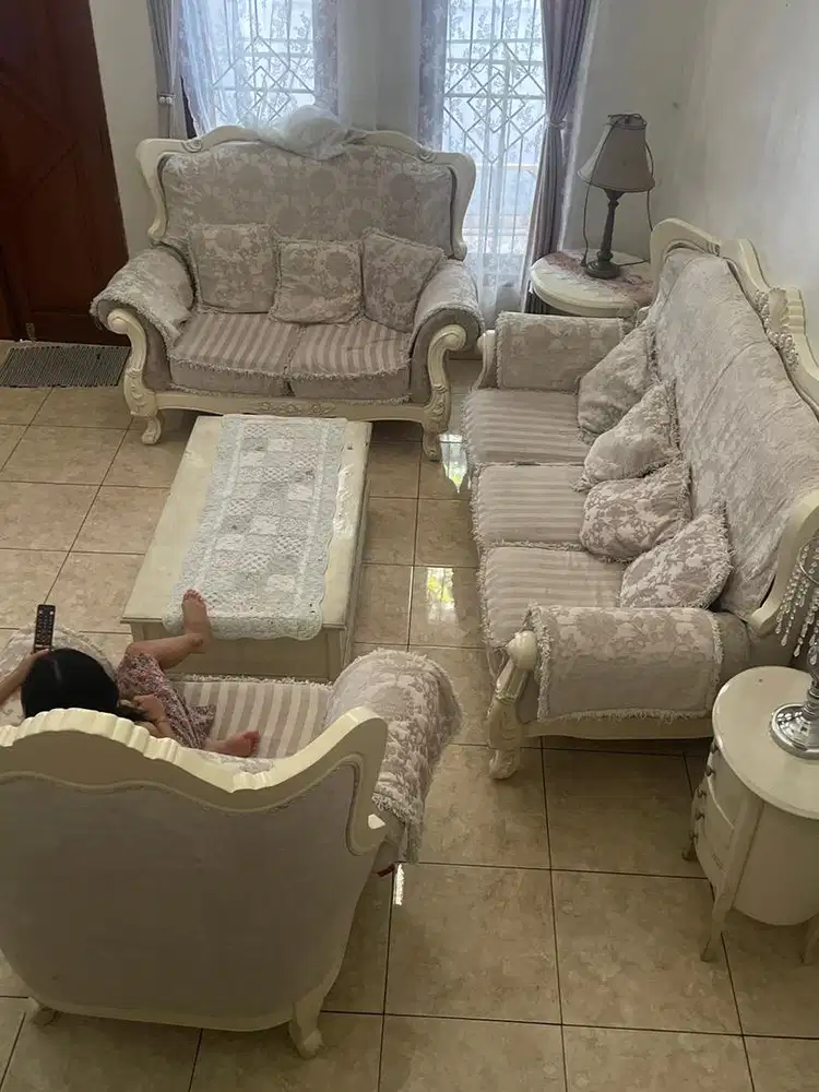 Kursi Mewah dan Kokoh