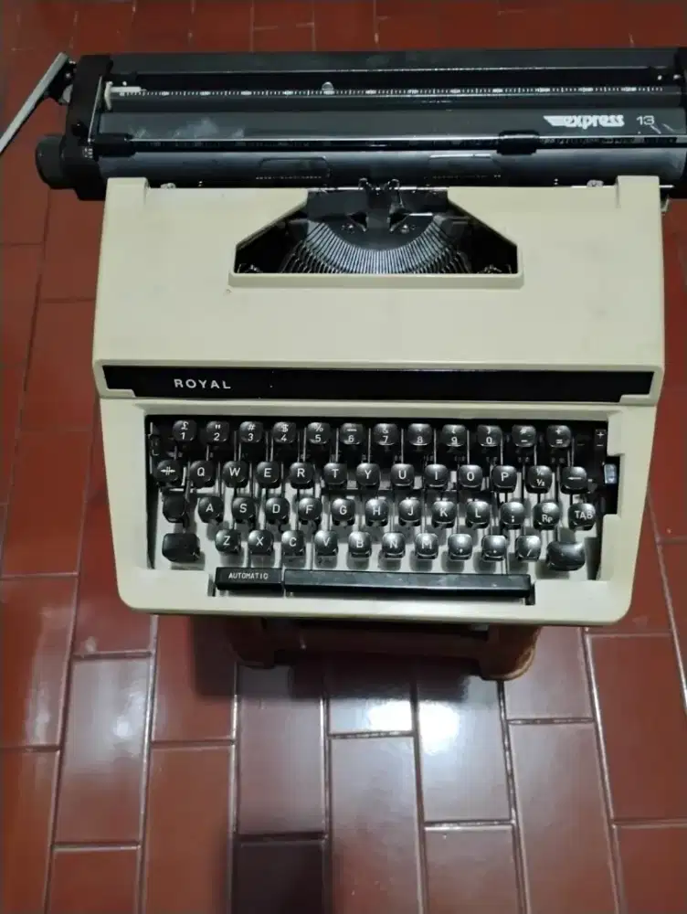 Mesin ketik merk royal express mulus kondisinya.