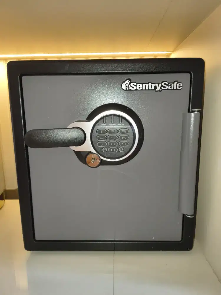 SENTRY FIRE SAFE SFW123GTC Brankas Tahan Api Dengan Kunci Ganda