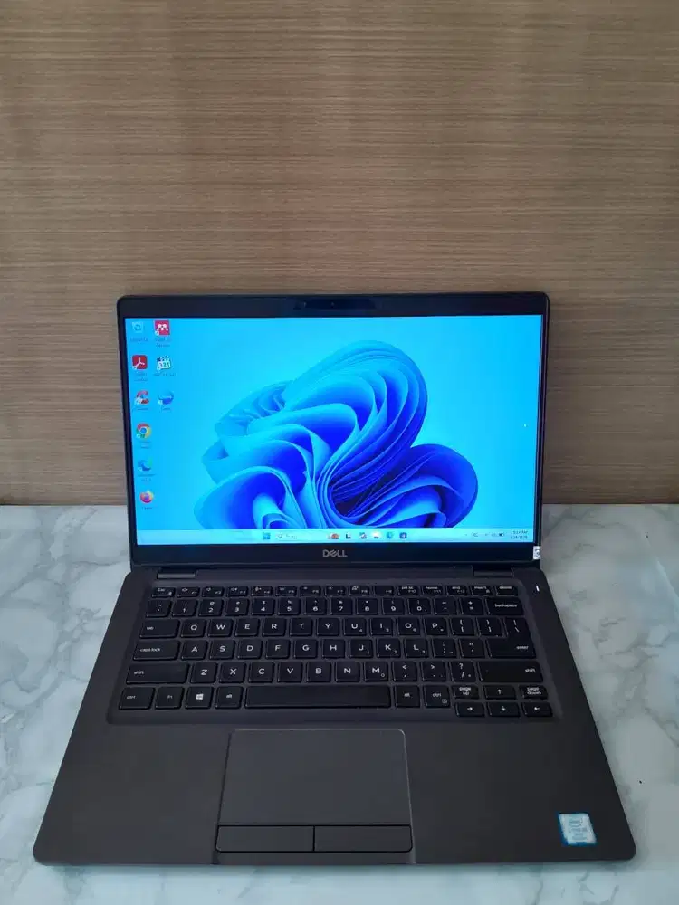 DELL 5300 Touchscreen. Core i5 gen8. Ram 8GB. SSD 256GB. Layar 13,3in