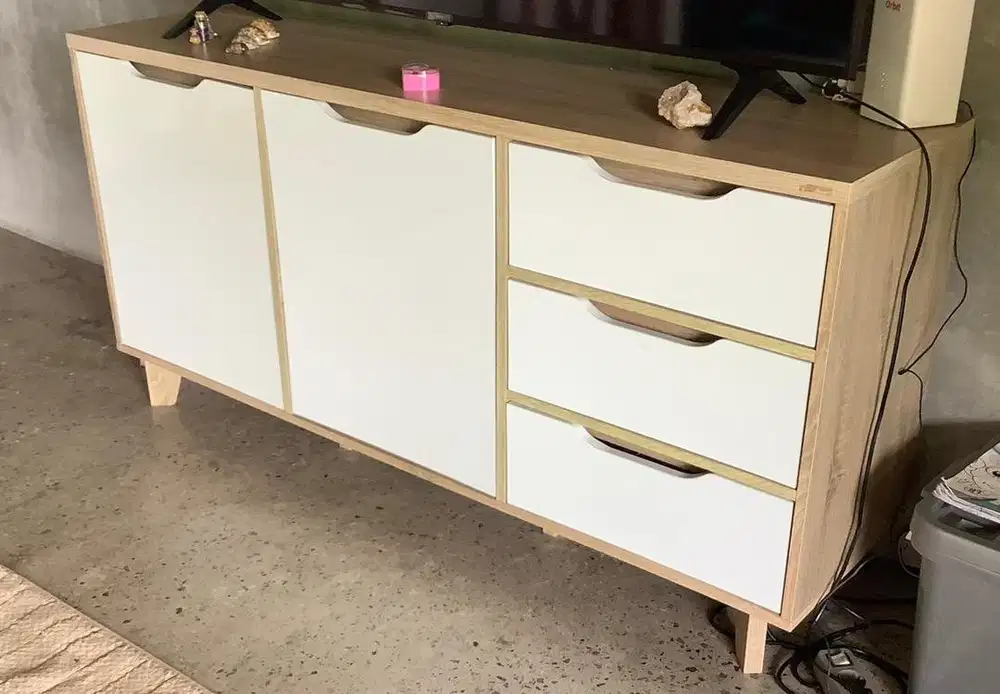 Lemari ruang keluarga