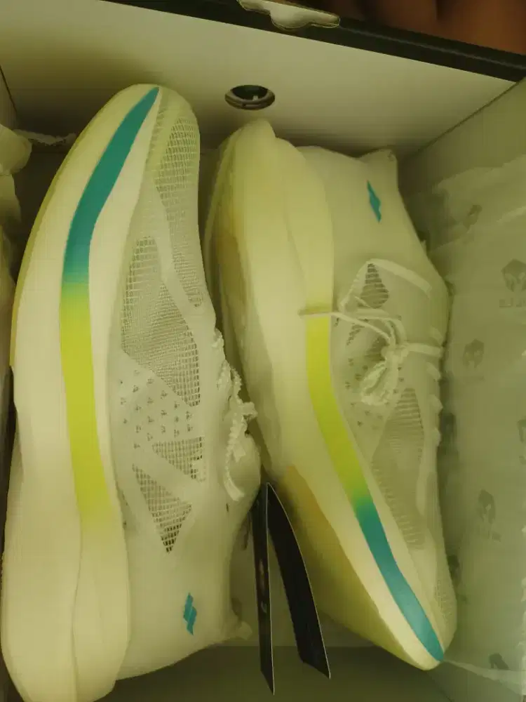 Sepatu olah raga Mills Karbon ori