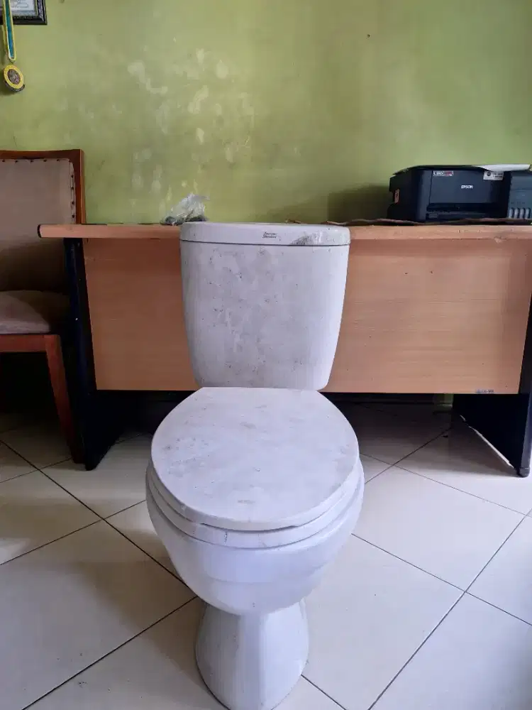 Closet duduk American Standard dan wastafel