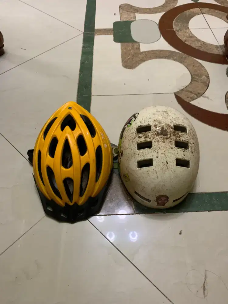 Helm sepeda warna putih dan kuning
